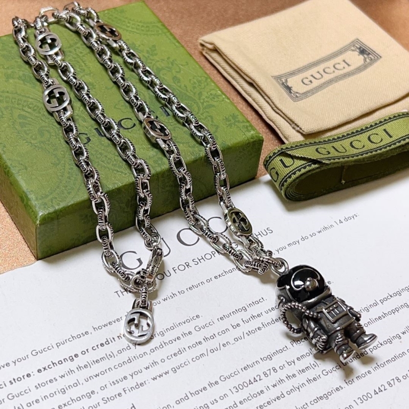 G*u*i necklaces